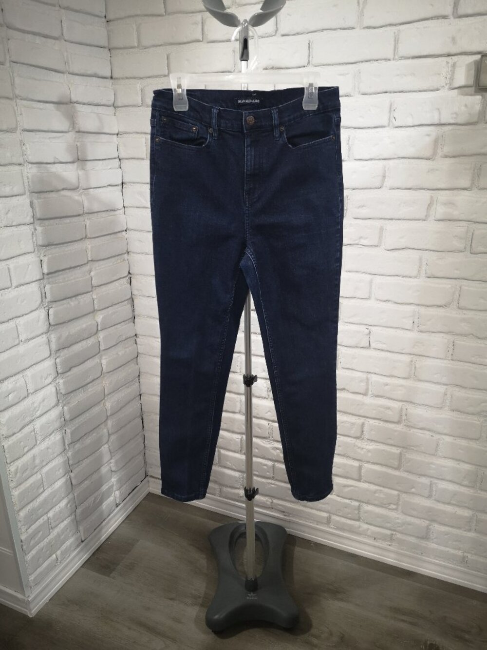 Calvin Klein Jeans Size 10 Dark Wash Narrow Legs Zipper & Button Closure Jeans